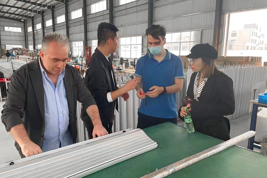 El cliente visita la fábrica