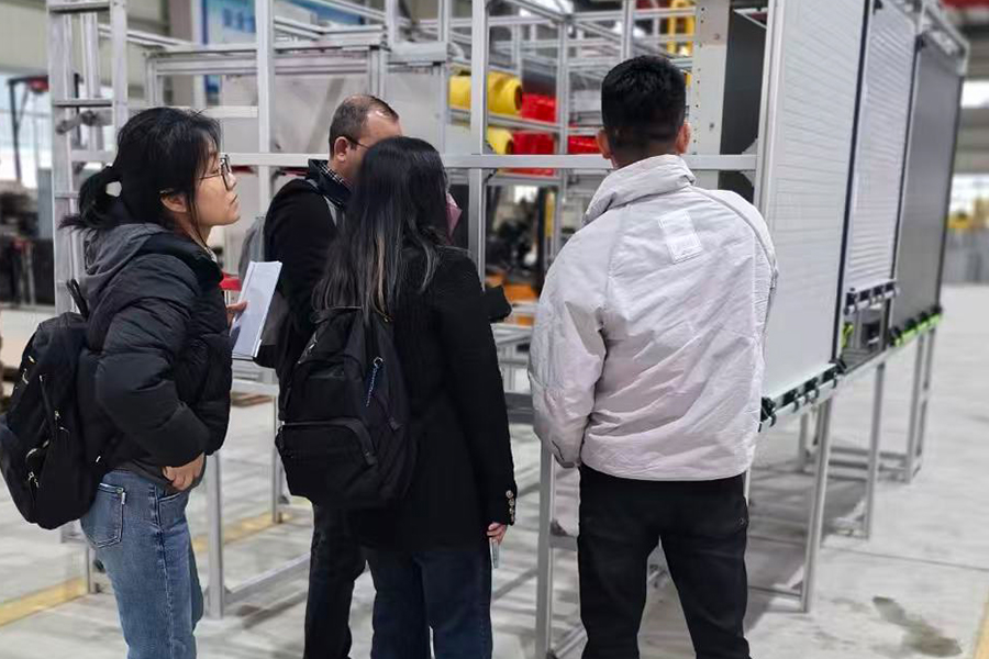 El cliente visita la fábrica